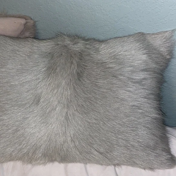 Like new luxury Cloud9 design down 100% dyed lamb fur Pillow Set Accent Pillows